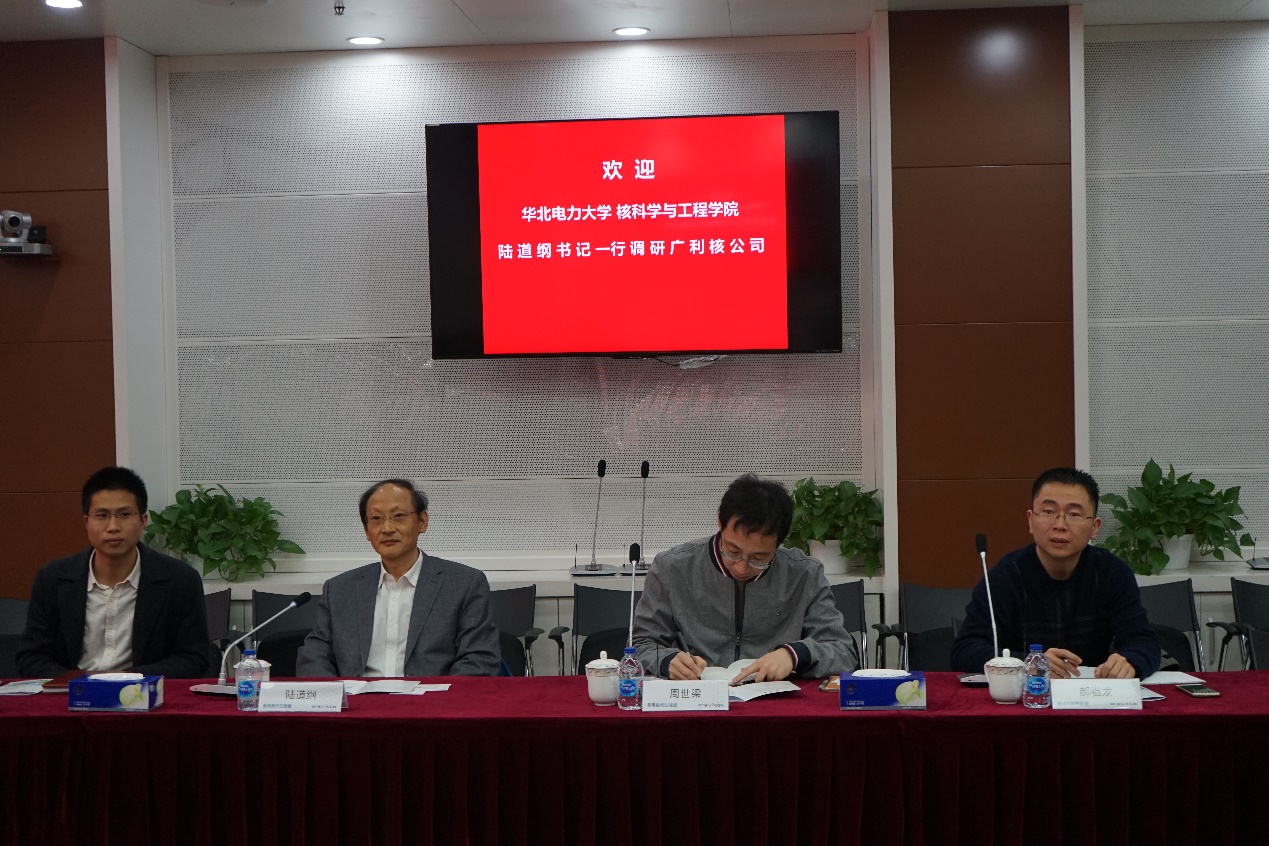 图片包含 室内, 人员, 墙壁, 红色

描述已自动生成